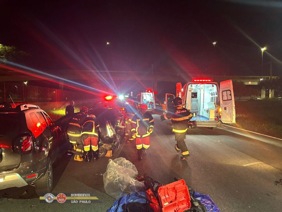 Acidente envolvendo três carros deixa feridos na Dutra em São José dos Campos