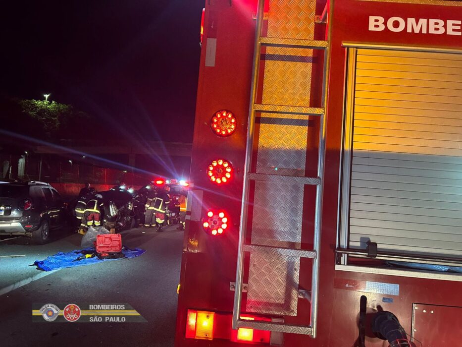 Acidente envolvendo três carros deixa feridos na Dutra em São José dos Campos