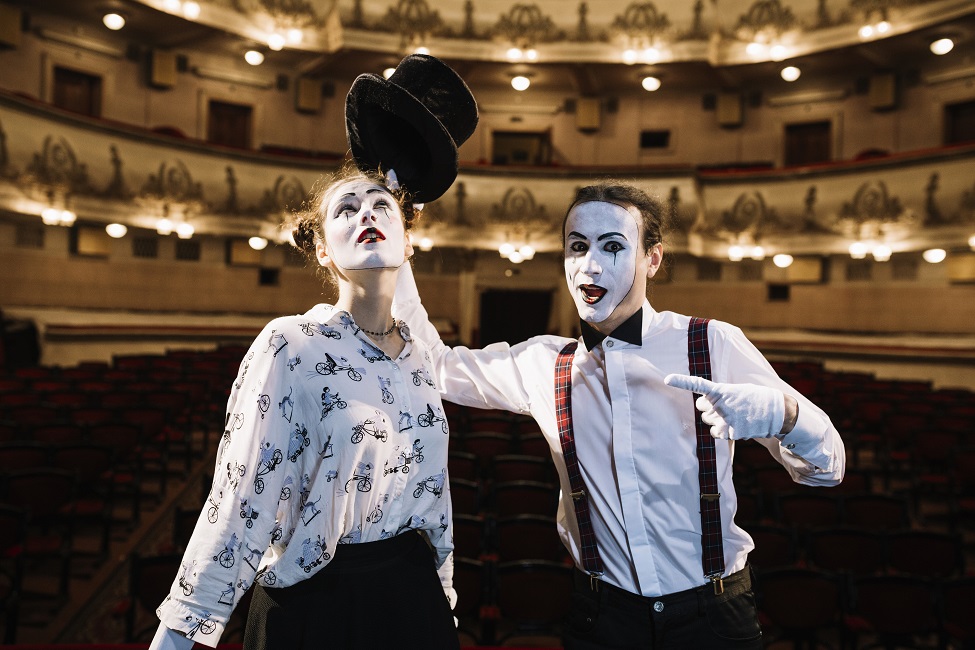 artista-de-mimica-feminina-e-masculina-no-palco. Inscrições abetas: Confira o Edital Premiação de Espetáculos de Artes Cênicas em Jacareí
