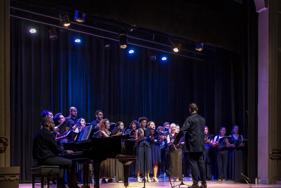 atistas cantando em palco com piano fccr sjc. Fundação Cultural abre edital para contratação de artistas e arte-educadores em São José dos Campos, SP