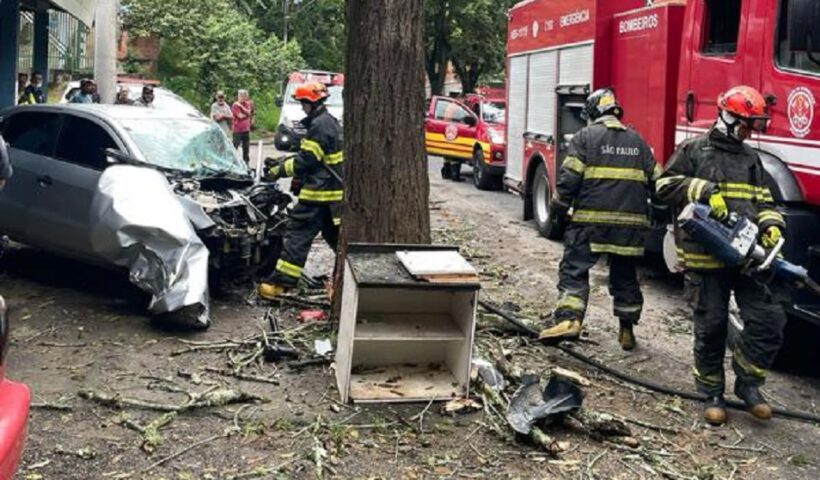 Veículo acidentedo em colisão com árvore e bombeiros no atendimento. Acidente fatal na rodovia SP 50: Motorista de 29 anos morre após colisão com árvore
