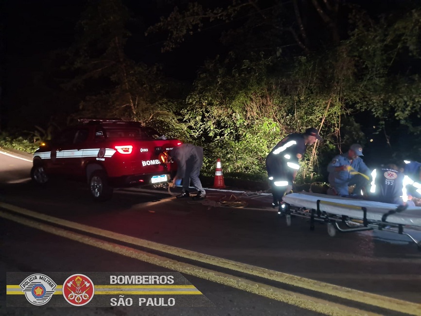 Bombeiro atendem vítimas de veículo acidentado. Bombeiros resgatam ocupantes de veículo que caiu em ribanceira, na Rio-Santos, em São Sebastião