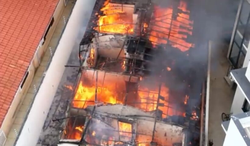 vista aérea de casa em chamas em São sebastião. Incêndio em residência no bairro Pontal da Cruz mobiliza Bombeiros de São Sebastião