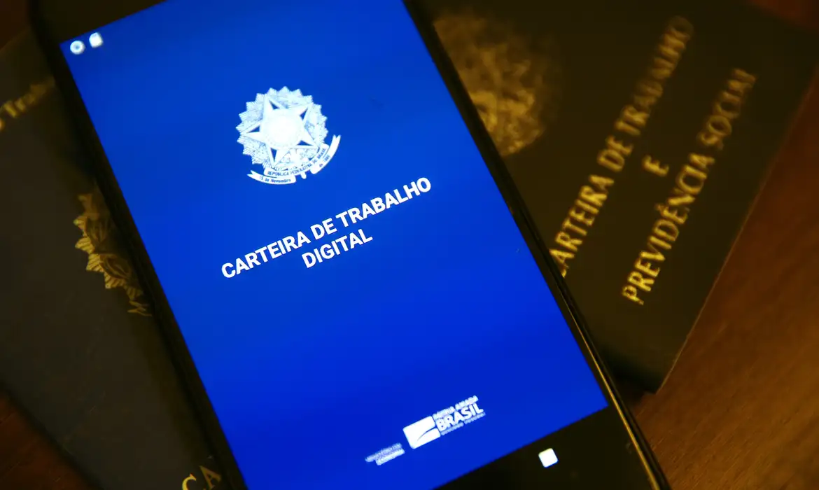 Brasil fecha janeiro com saldo positivo de 180.395 empregos com carteira