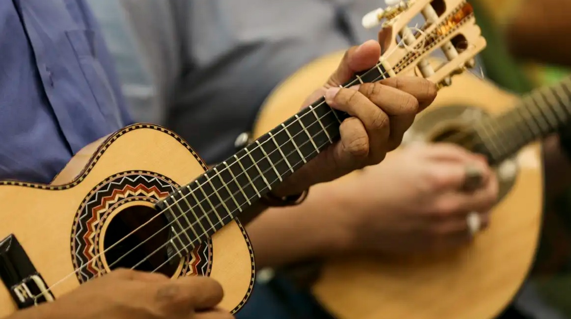 homem tocando cavaco. Choro é declarado Patrimônio Cultural do Brasil