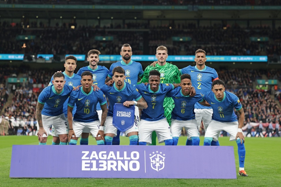Seleção brasileira posa para foto antes de amistoso contra a inglaterra. 