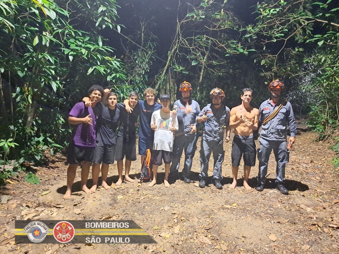 Bombeiros resgatam homens que se perderam em trilha da Cachoeira do Mancha, em Caraguatatuba