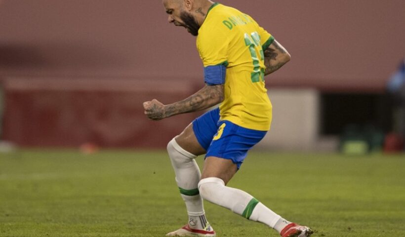 Daniel Alves comemora lance de gol com a camisa da seleção. Condenado por estupro, Daniel Alves paga 1 milhão de euros para ser libertado da prisão em Barcelona