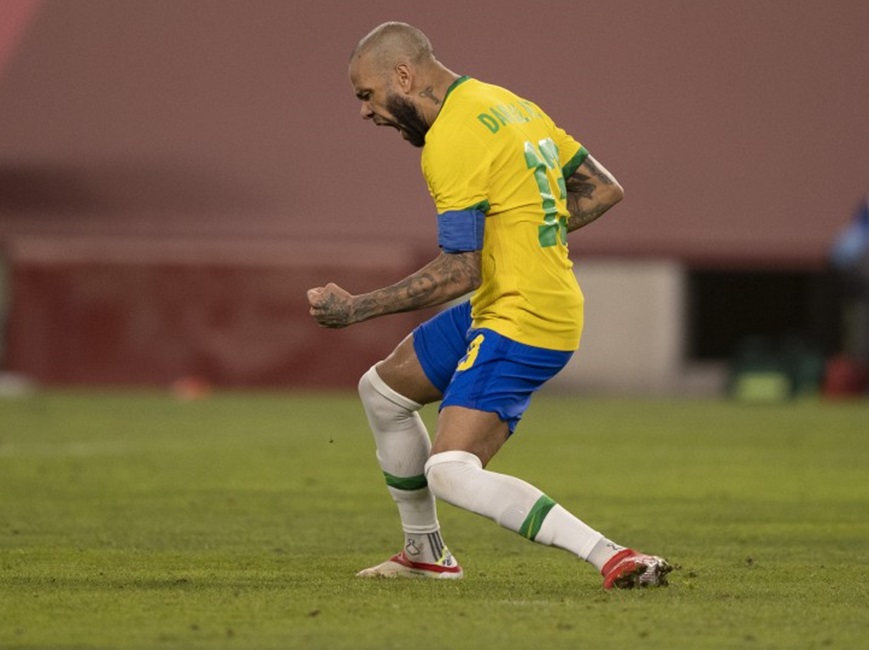 Daniel Alves comemora lance de gol com a camisa da seleção. Condenado por estupro, Daniel Alves paga 1 milhão de euros para ser libertado da prisão em Barcelona