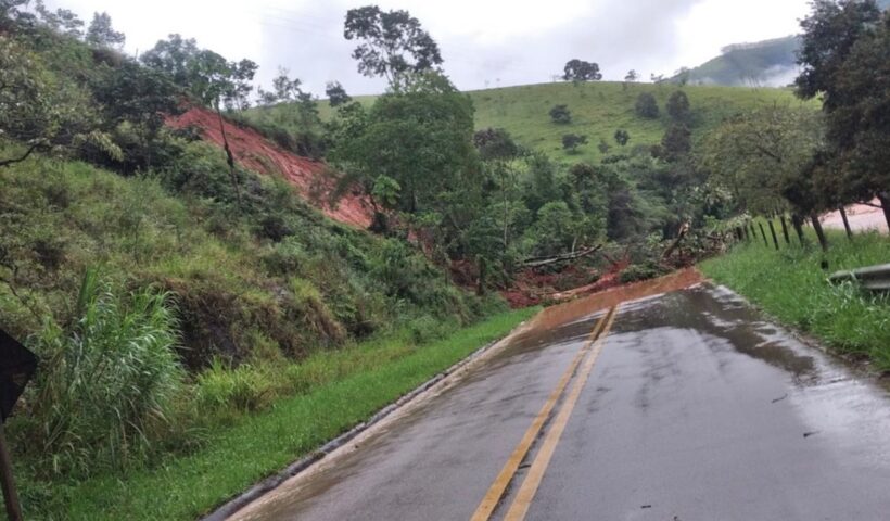 Estrada com queda de barreira. VÍDEO: Deslizamentos e alagamentos afetam Monteiro Lobato, SP; há pistas interditadas