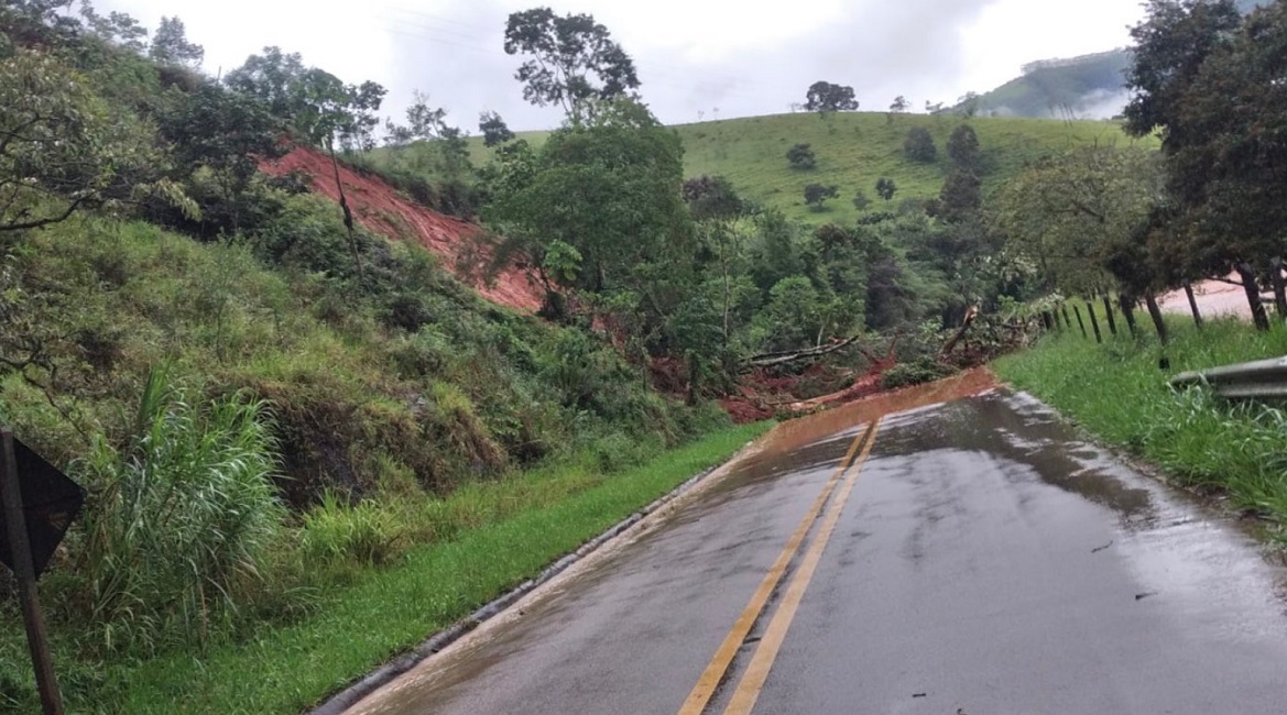 Estrada com queda de barreira. VÍDEO: Deslizamentos e alagamentos afetam Monteiro Lobato, SP; há pistas interditadas