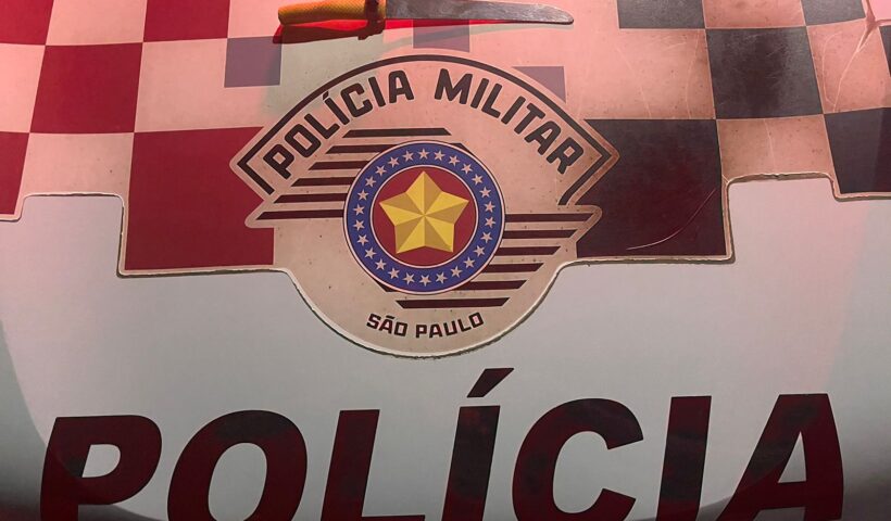 faca em capô de viatura da PM. Homem é preso após ameaçar mãe e irmã em Roseira, SP