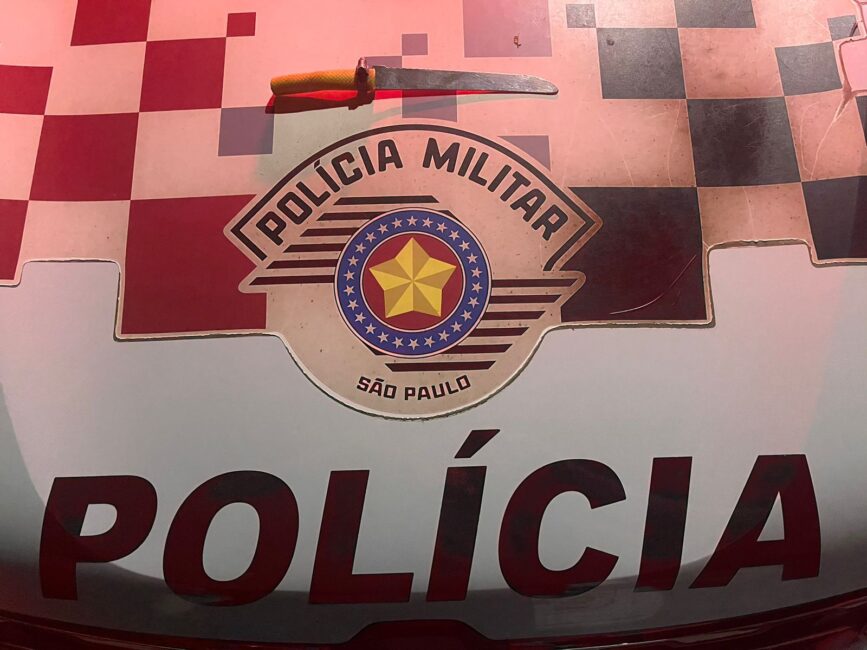 faca em capô de viatura da PM