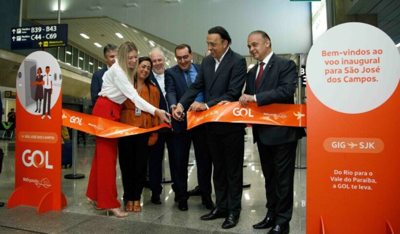 Autoridades cortam fita de voo inaugural da gol (sjc-rj). São José dos Campos comemora o retorno dos voos comerciais