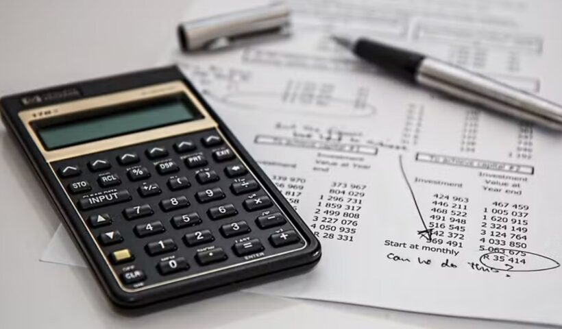 calculadora, caneta e extrato bancário. Receita Federal libera programa gerador de declaração do Imposto de Renda 2024