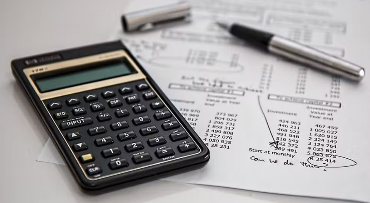 calculadora, caneta e extrato bancário.