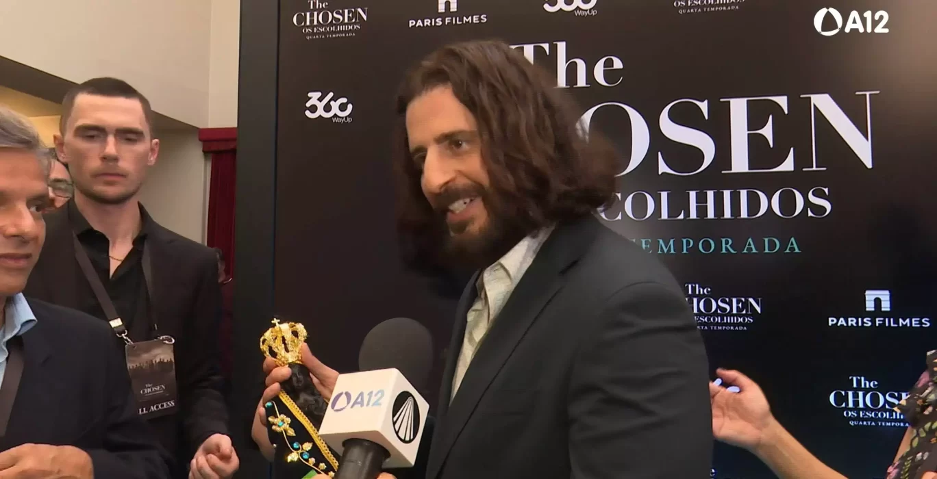 Ator que representa Jesus em "The Chosen" recebe presente de Aparecida