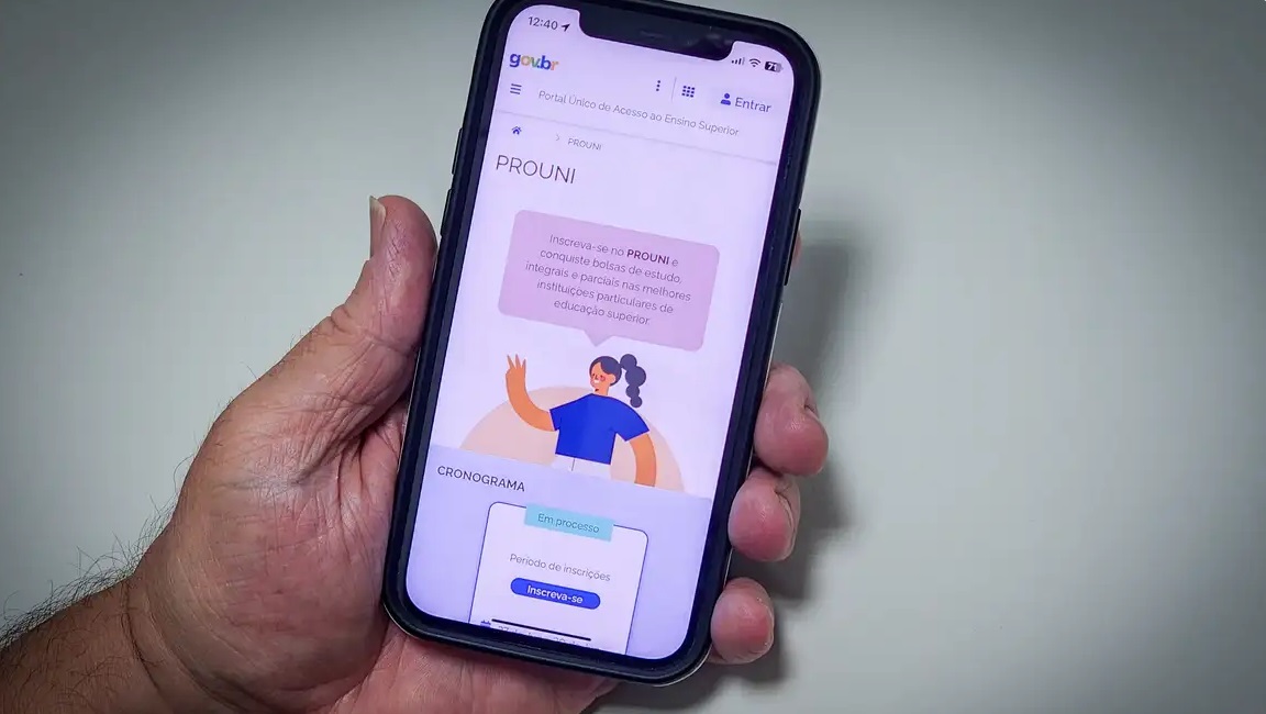 mão segura celular com app do prouni em tela
