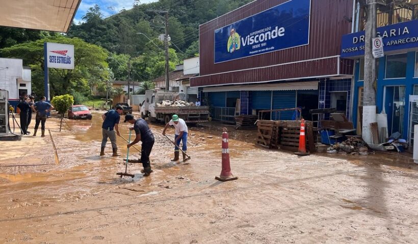 moradores e defesa civil fazem limpeza de ruas em monteiro lobato. VÍDEO: Moradores de Monteiro Lobato retornam para suas casas; Rio Buquira provocou enchente