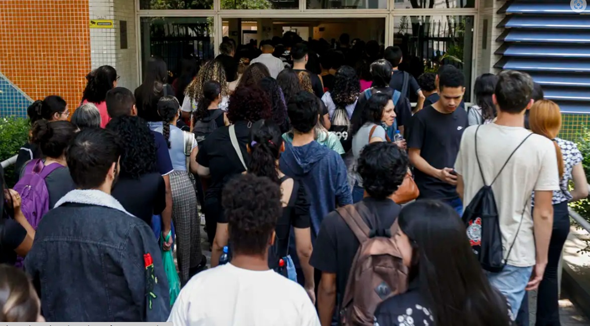 estudantes adentram em unidade de ensino. Estudantes já podem saber se foram contemplados no Programa Pé-de-Meia