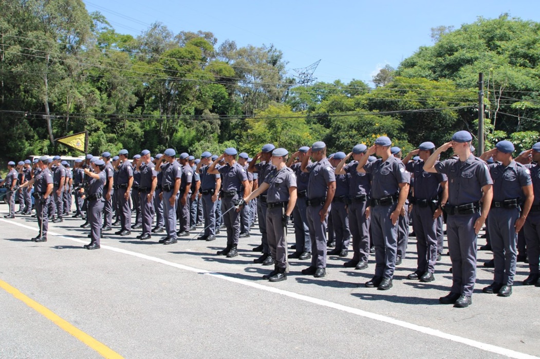 Soldados da pm alinhados em evento. Governo de São Paulo anuncia concurso para 2,7 mil vagas na Polícia Militar