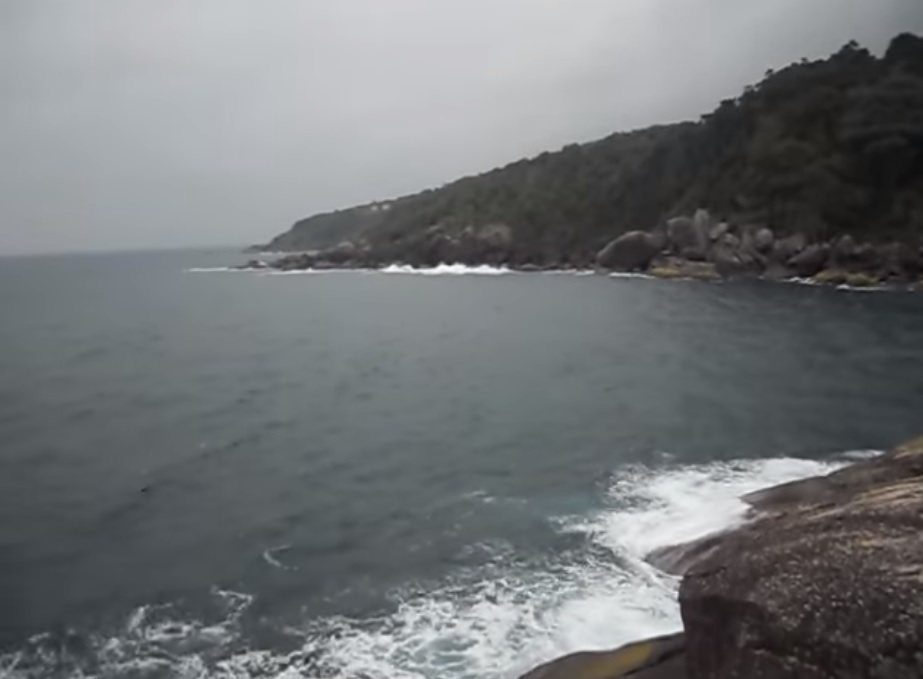 Pescador de 33 anos morre após cair no mar em Ilhabela, SP
