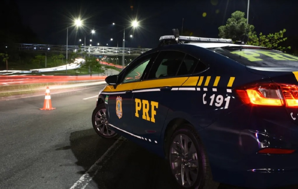 Viatura da PRF à noite;