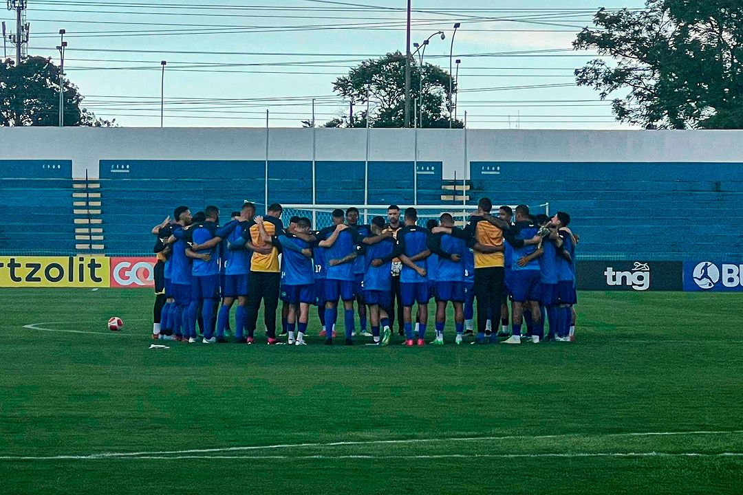 Elenco do São José EC reunido durante treinamento no estádio Martins Pereira nesta quarta-feira (13).