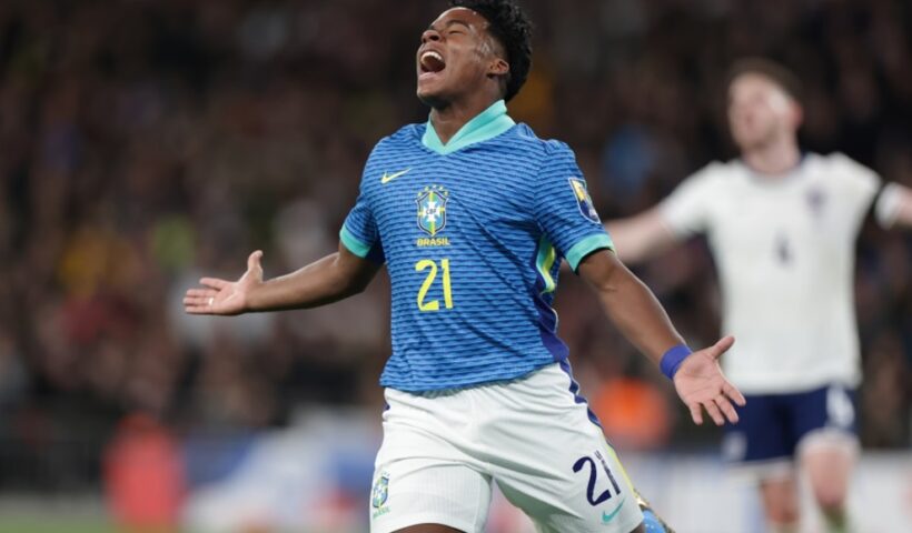 Endrick comemora gol contra a Inglaterra. Brasil quebra jejum de 15 anos e vence a Inglaterra na estreia do técnico Dorival Júnior
