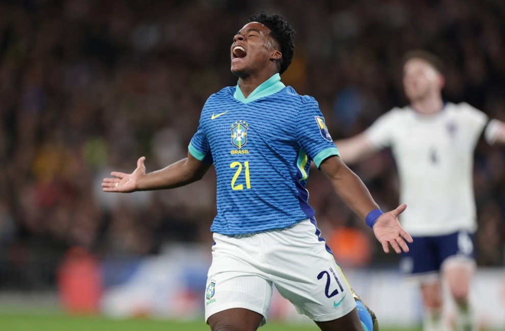 Endrick comemora gol contra a Inglaterra. Brasil quebra jejum de 15 anos e vence a Inglaterra na estreia do técnico Dorival Júnior
