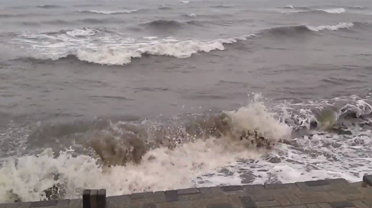 mar agitado à beira da praia. Frente fria provoca ventos fortes e ressaca no litoral de SP e RJ; Ilhabela é uma das áreas afetadas