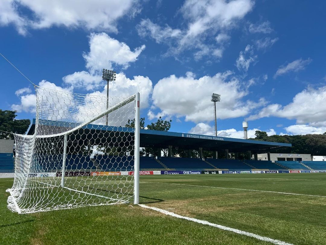 Campo do estádio Martins Pereira