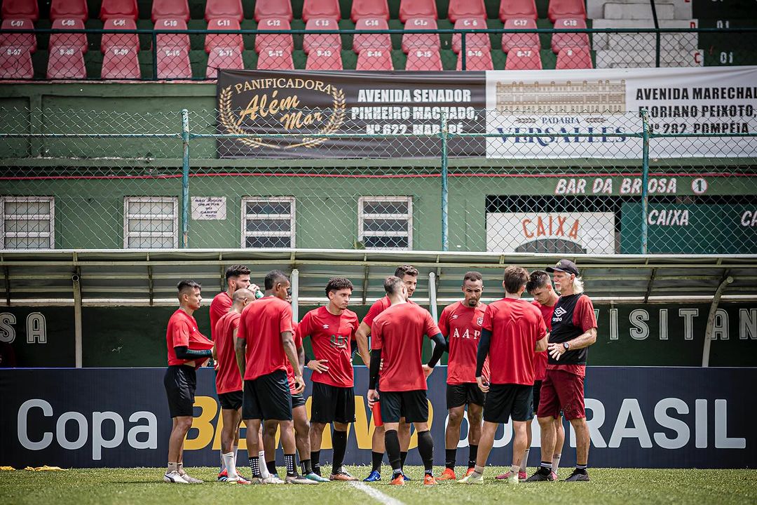 Elenco da Portuguesa Santista em conversa com o treinador Sérgio Guedes no Ulrico Mursa