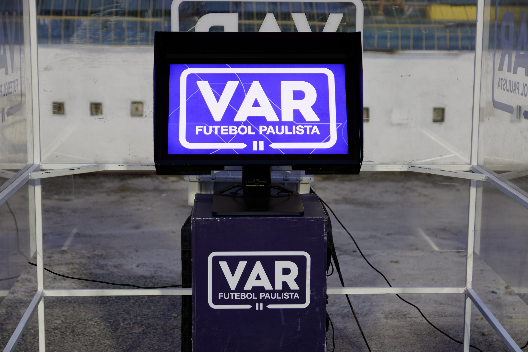 VAR (Árbitro de Vídeo) presente no estádio Martins Pereira