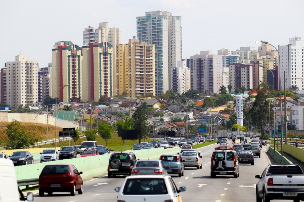 Estrada em SJC com veículos em movimento. Isenção de IPVA para carros com mais de 20 anos é aprovada pelo Senado