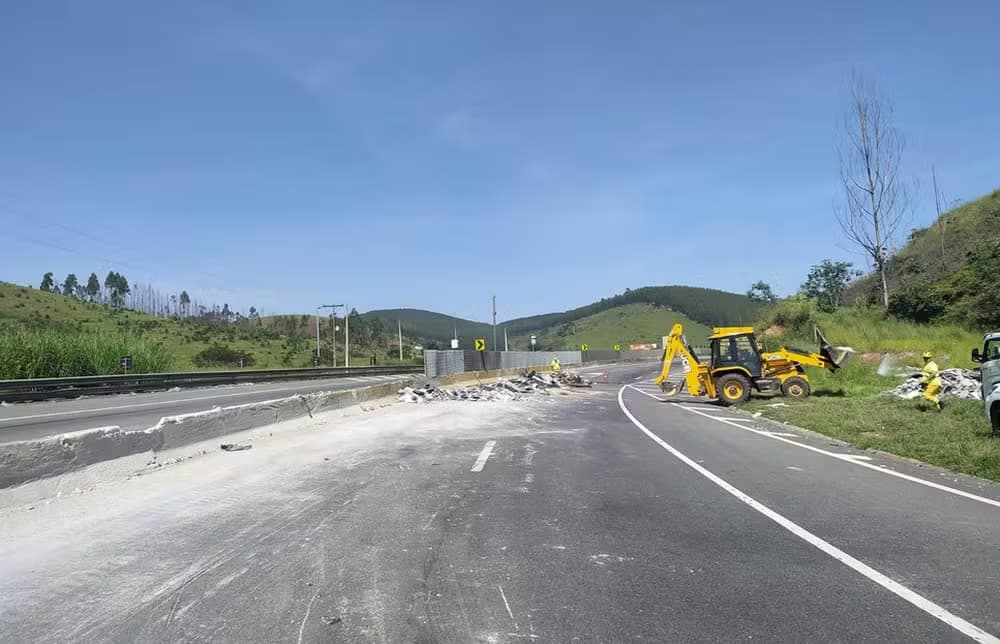 Tombamento de caminhão causou congestionamento em Trecho da Dutra em Lavrinhas 