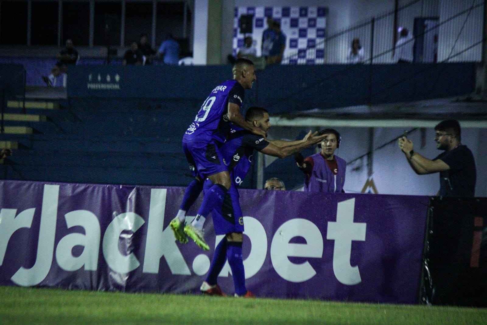 Jackson e Léo Gobo comemoram gol na vitória sobre o Comercial na 9ª rodada