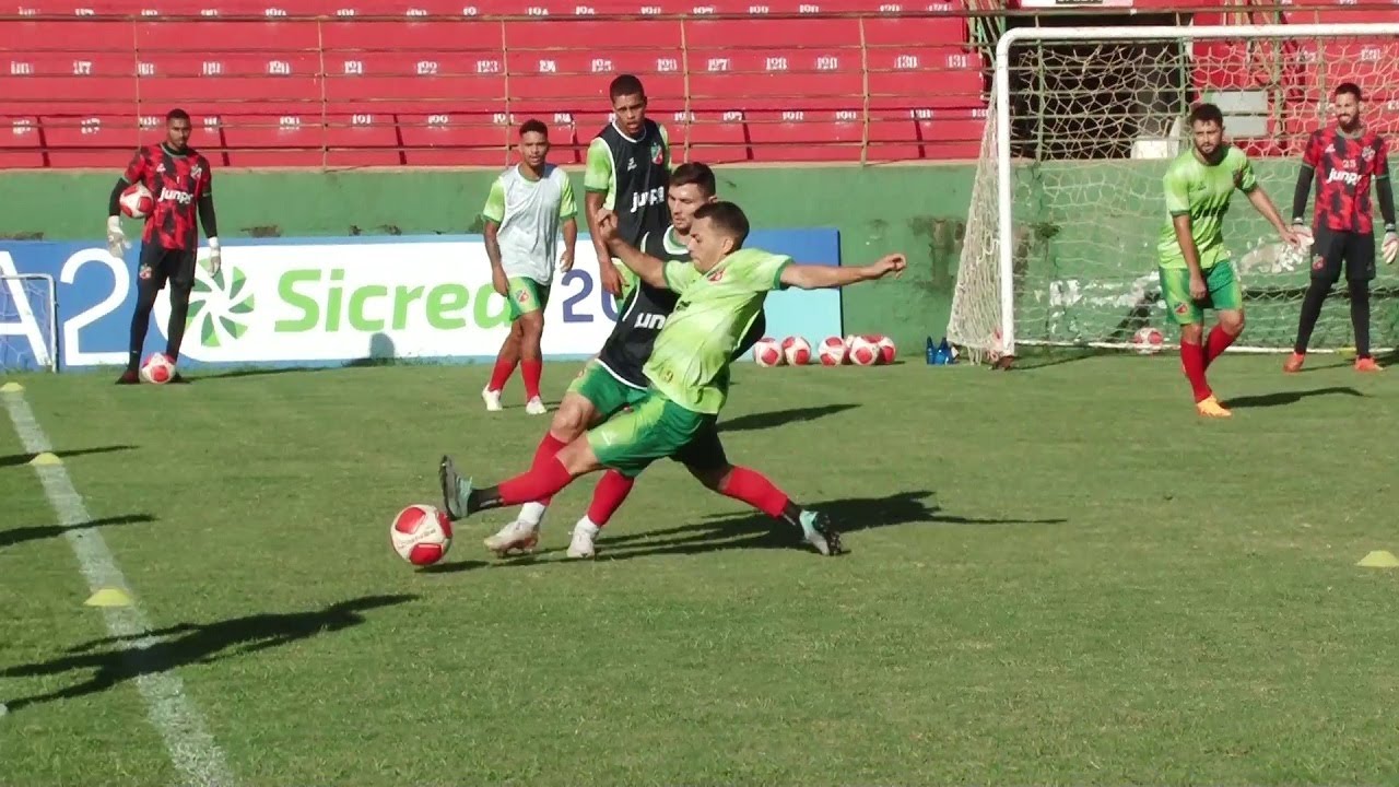 Atletas do Velo Clube treinam no campo do estádio Benitão, em Rio Claro