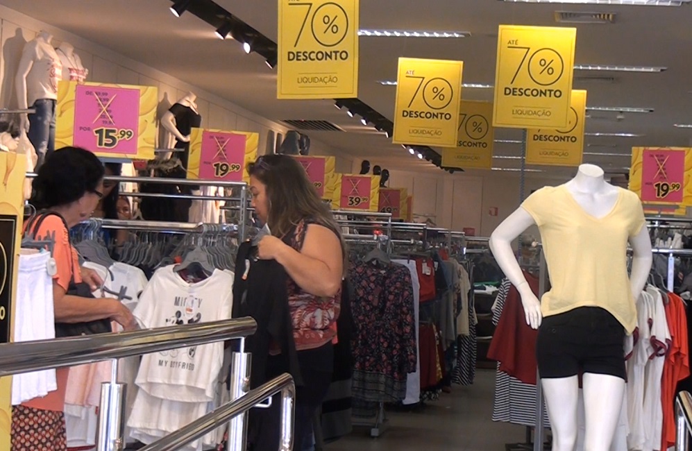 Cliente em loja de roupas. Vendas no comércio da RMVale atinge recorde histórico em 2023