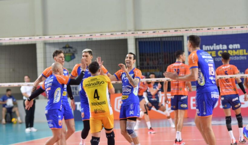 Jogadores do Vôlei São José comemoram vitória sobre o Monte Carmelo, em Minas Gerais, pela 19ª rodada da Superliga Nacional