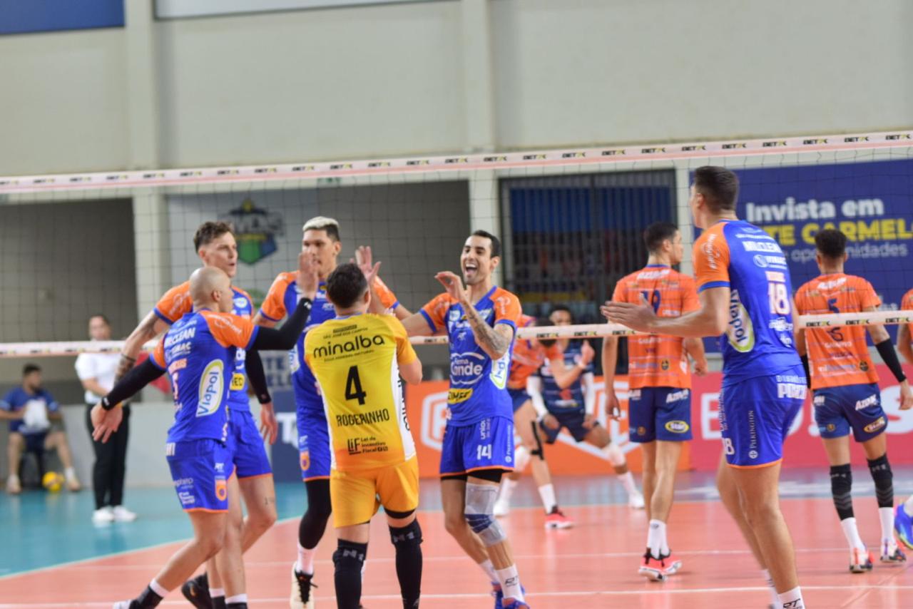 Jogadores do Vôlei São José comemoram vitória sobre o Monte Carmelo, em Minas Gerais, pela 19ª rodada da Superliga Nacional