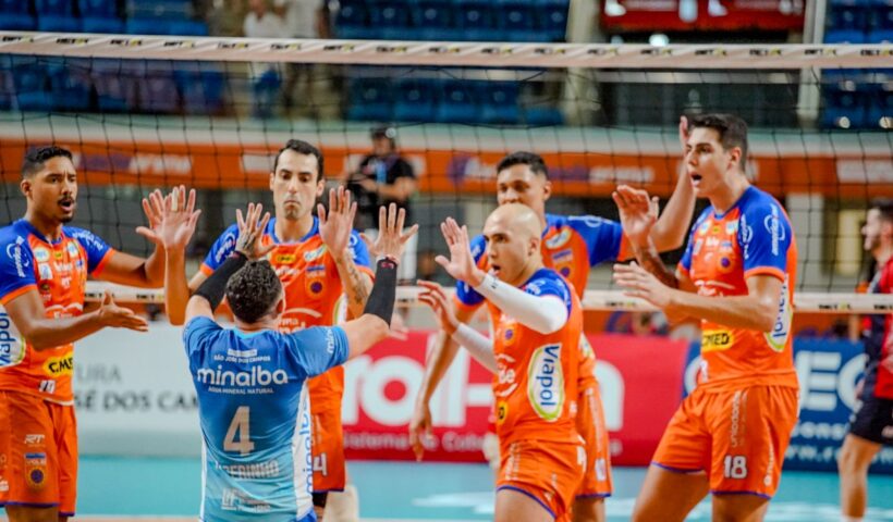 Jogadores do Vôlei São José comemoram vitória, de virada, sobre o Blumenau na Farma Conde Arena