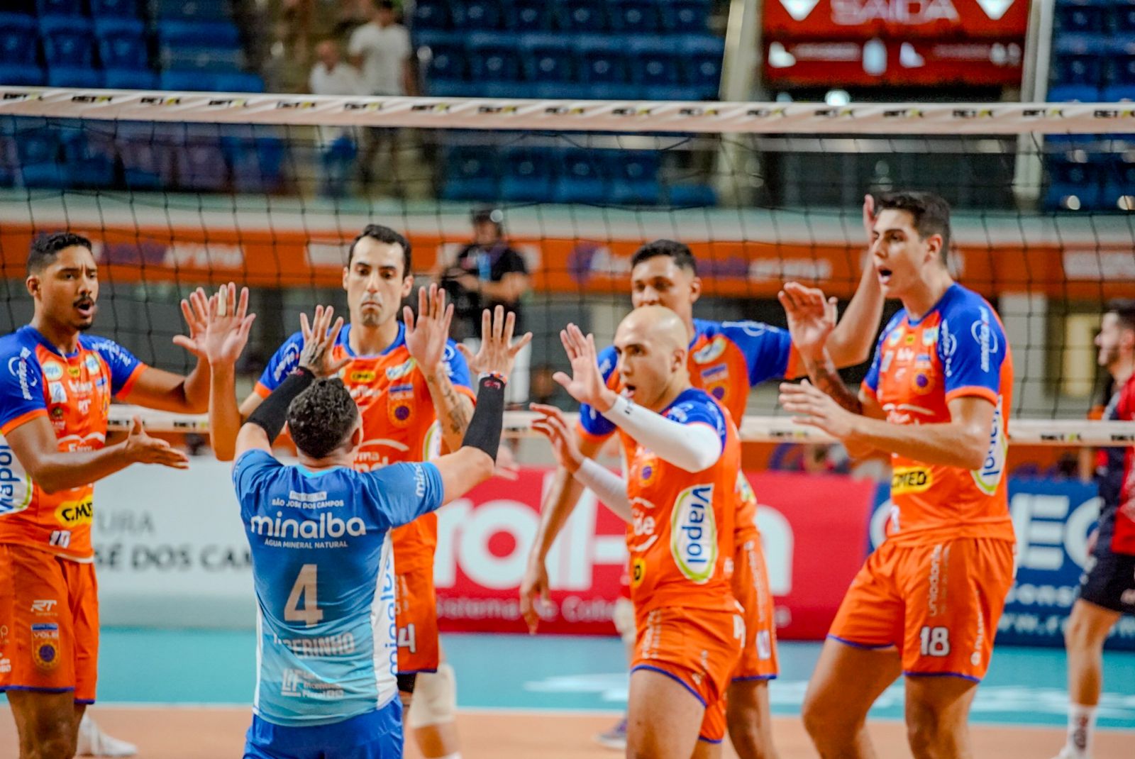 Jogadores do Vôlei São José comemoram vitória, de virada, sobre o Blumenau na Farma Conde Arena. Foto: aiquara.producoes