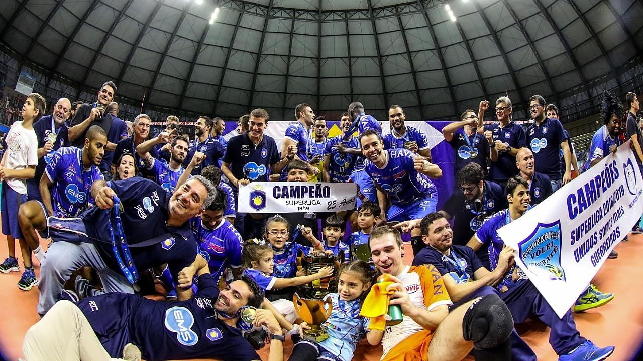 Elenco do Vôlei Taubaté na conquista da Superliga Nacional 2018/2019 