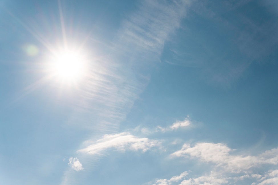 Céu azul, com nuvens, destacando o sol as altas temperaturas previstas para a semana no Vale do Paraíba, segundo as previsões do INMET.