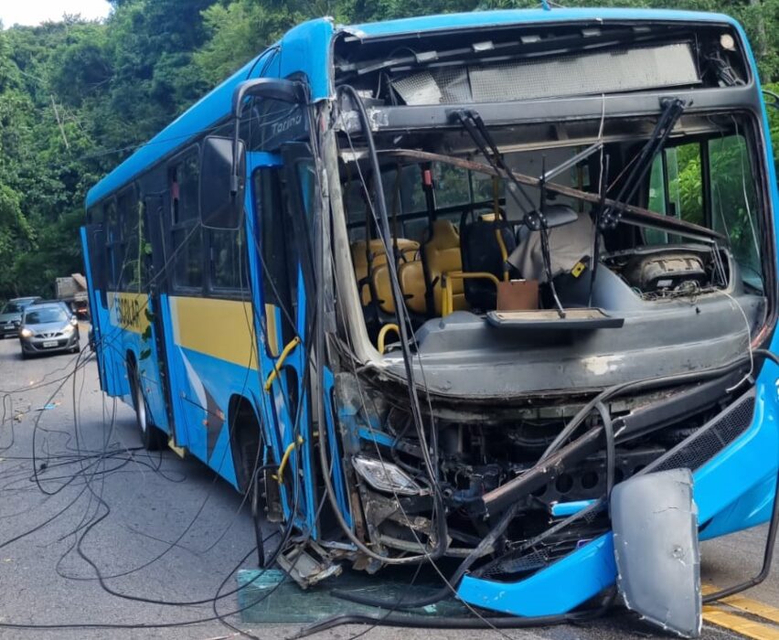 Ônibus escolar se envolve em acidente em São Sebastião