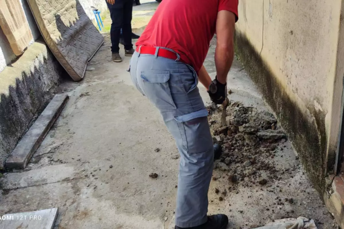 Denúncia de vizinho leva policiais à casa onde mulher foi enterrada