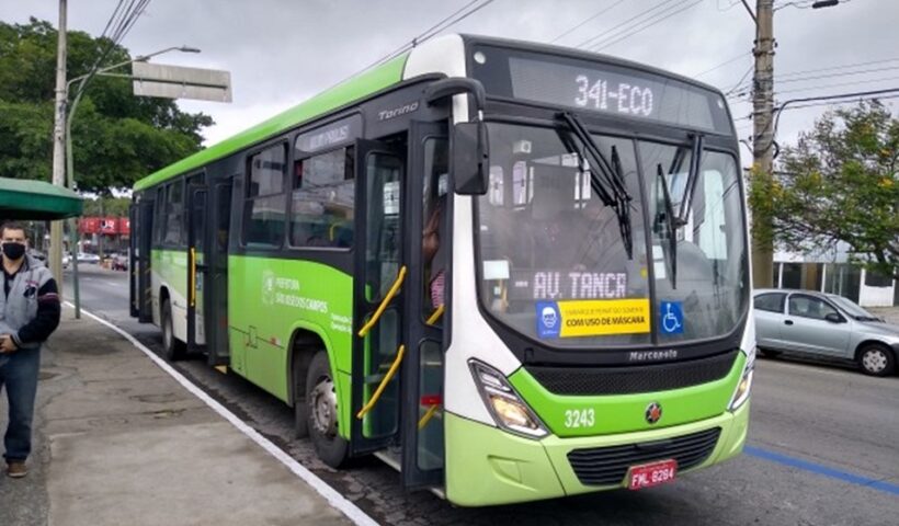 Homem mostra pênis para mulher em ônibus de São José e é preso em flagrante