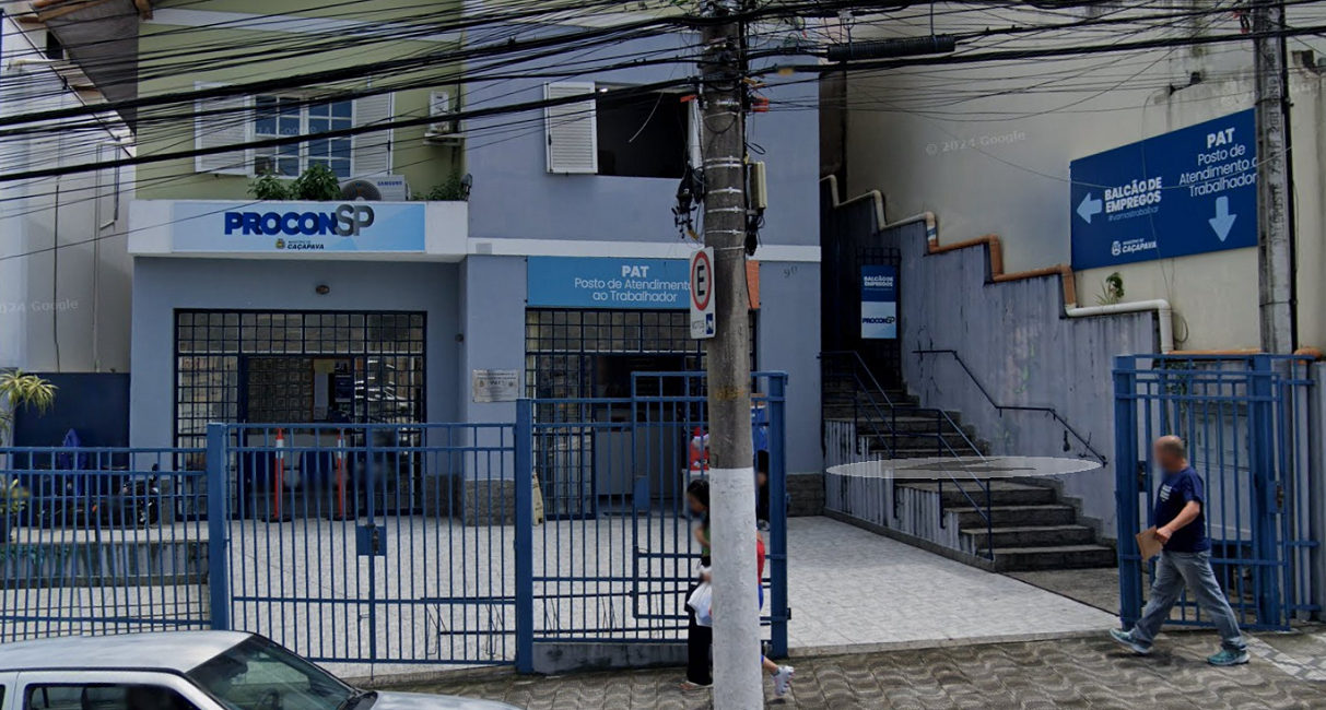 Fachada do PAT Caçapava, no tom azul, com um poste em frente e uma escada na lateral. foto ilustra a Semana do Trabalhador, que será realizada a partir desta segunda-feira.