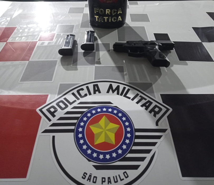 arma de carregadores apreendidos pela PM.